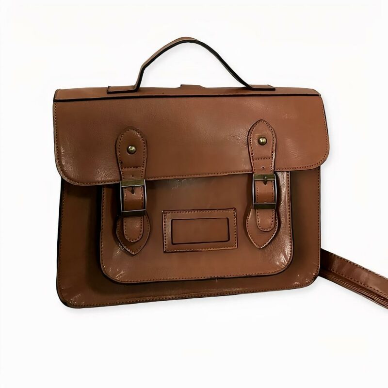 Een prachtige vintage satchelrugzak, net als de oude schoolatassen of aktetassen van zakenmannen. Deze tas kan op het tapijt, in de hand of als schoudertas worden gedragen met de afneembare en verstelbare riem.