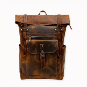 Deze rugzak in vintage-stijl is een leren fietsrugzak in een nieuw jasje voor een ultrachique, trendy look. De achterkant van de tas is gewatteerd voor extra comfort. Deze geraffineerde rugzak heeft veel vakken en een ruime binnenkant die tot 35 liter kan bevatten.