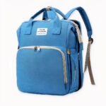 Deze revolutionaire babyluierzak verandert in een luier om de luiers van uw baby te verschonen. Uw baby kan er altijd uitgehaald en weer in gedaan worden. Deze tas heeft veel zakken en drie fleszakken aan de voorkant met isolatie om de temperatuur laag te houden. De tas is waterdicht en de hele uitneembare voering is wasbaar.