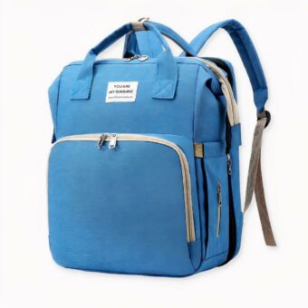 Deze revolutionaire babyluierzak verandert in een luier om de luiers van uw baby te verschonen. Uw baby kan er altijd uitgehaald en weer in gedaan worden. Deze tas heeft veel zakken en drie fleszakken aan de voorkant met isolatie om de temperatuur laag te houden. De tas is waterdicht en de hele uitneembare voering is wasbaar.