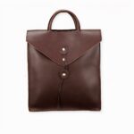 Een enveloppe-rugzak die sluit als een vintage enveloppe. Een tas met een retro en toch moderne uitstraling. Deze tas kan aan de hand worden gedragen, over de schouder worden geslingerd of als rugzak worden gedragen met afneembare, verstelbare schouderbanden.