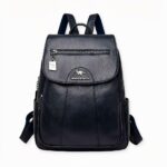 Ontdek deze elegante damesrugzak van imitatieleer, die perfect bij een stadslook past. Ideaal voor dagelijks gebruik, maar ook voor op reis, u zult niet zonder willen. Het perfecte accessoire voor actieve reizigers en nomaden.