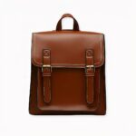 Een tas in vintage stijl die op de rug of over de schouder gedragen kan worden. Een ruim hoofdvak met een klein vakje met ritssluiting binnenin en een voorvak zodat u alles wat u nodig heeft mee kunt nemen, waar u ook naartoe gaat, in stijl! De satchelrugzak in vintage stijl is een kwaliteitsproduct dat een vleugje elegantie en verfijning aan uw look toevoegt. Het unieke ontwerp en de stijlvolle look maken het een onmisbaar accessoire voor elke dag.