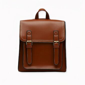 Een tas in vintage stijl die op de rug of over de schouder gedragen kan worden. Een ruim hoofdvak met een klein vakje met ritssluiting binnenin en een voorvak zodat u alles wat u nodig heeft mee kunt nemen, waar u ook naartoe gaat, in stijl! De satchelrugzak in vintage stijl is een kwaliteitsproduct dat een vleugje elegantie en verfijning aan uw look toevoegt. Het unieke ontwerp en de stijlvolle look maken het een onmisbaar accessoire voor elke dag.