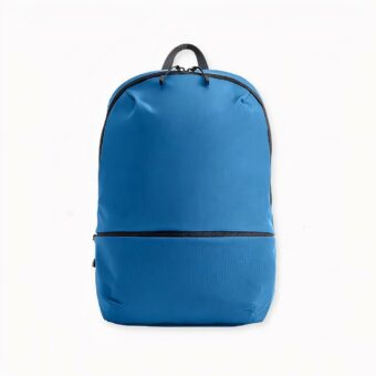 Ontdek deze ultralichte, veelzijdige tas waarin uw huiswerk, sportuitrusting of zelfs uw computer kunt meenemen. Hij is verkrijgbaar in vrolijke kleuren en zal uw outfits zeker voor eigentijdse stadslook gebruiken.