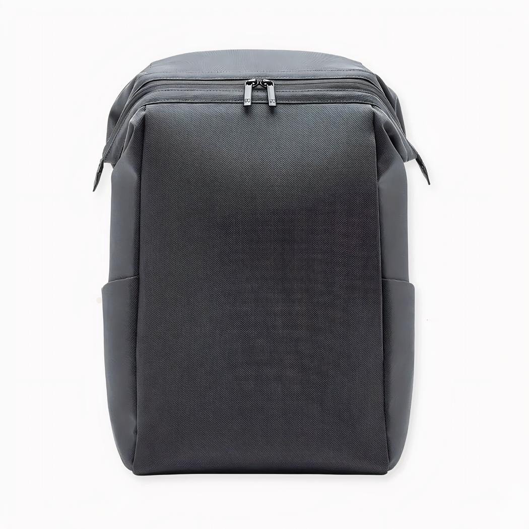 Deze minimalistische, gestructureerde robuustheid met zijn slanke, gestructureerde ontwerp is ideaal voor een breed gebruik: op het werk, op school of zelfs op sportscholen. Dankzij de grote inhoud van 20 liter kunt u al meenemen wat u nodig hebt, inclusief uw computer (tot 15 inch).