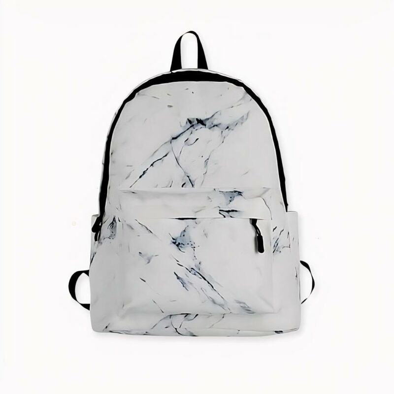 Sac_à_dos_cartable_effet_marbre_2 Een rugzak met marmereffect voor een ultramoderne designerlook. Eén hoofdvak, één voorvak met rits en twee kleine zijvakken. Een tas voor school, sport of reizen, om alles wat u nodig heeft in stijl mee te nemen.
