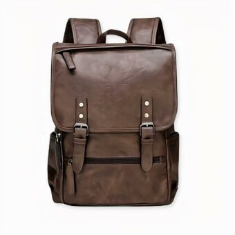 Een imitatieleren rugzak met meerdere vakken. Deze hoop heeft een grote basis met een laptop in het verleden, en twee kleine vakken. Aan de voorkant van de hoop zitten twee accessoires en een deksel.