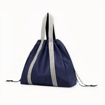 Een moderne, sportieve yogarugzak. Deze tas is waterdicht dankzij de nylon stof en is zo licht als een jas. Deze stapel is ideaal voor al uw sportactiviteiten. De stapel is voorzien van trekkoorden.