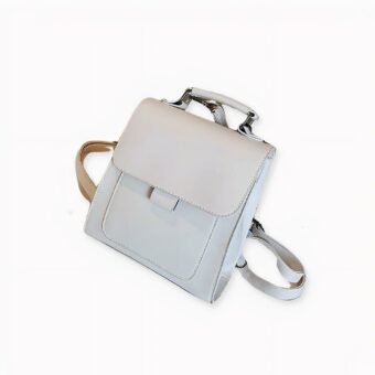 Ontdek deze kleine, gestroomlijnde damesrugzak, het essentiële accessoire voor mensen die veel onderweg zijn. Dankzij de minimalistische, overzichtelijke stijl past hij bij elke outfit. Dankzij de modulaire handgreep kunt u hem over uw vloerkleed of bed draperen.