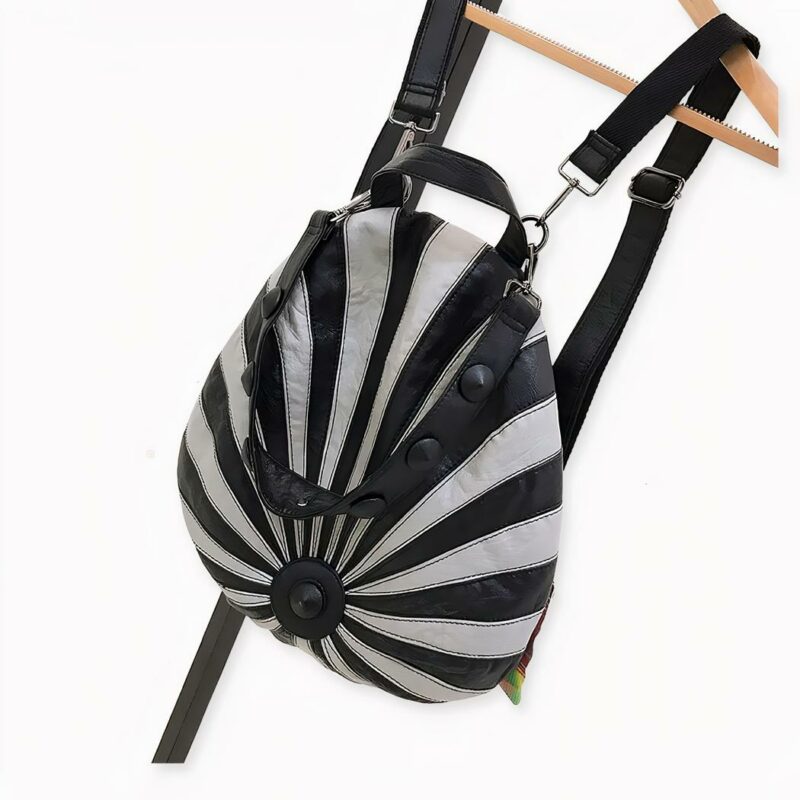 Een prachtig vintage rond vloerkleed. U kunt deze hoop op verschillende manieren gebruiken: met uw hand, op uw schouder of op uw vloerkleed. Deze tas heeft slechts één vak met twee binnenvakken.