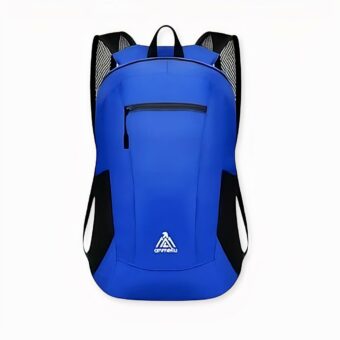 Onze lichtgewicht, opvouwbare sportrugzak is echt praktisch! Hij kan in elke situatie worden vervoerd en heeft een totale capaciteit van 18 liter wanneer hij uitgevouwen is, zodat u er alw spullen in kwijt kunt. Perfect voor zondagochtendwandelen of spontane sporten. Geweldige prestaties en gemakkelijk in gebruik.