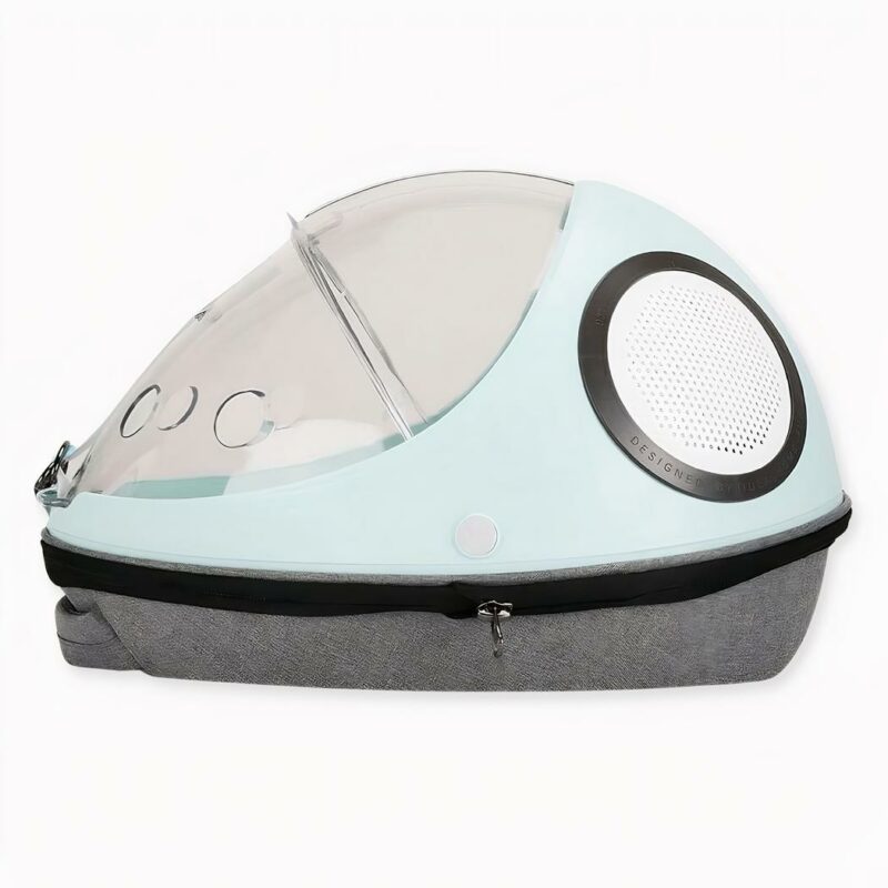 De voordeur is voorzien van een ritssluiting voor extra veiligheid en ventilatie. De binnenkant is gevoerd met een zachte, ademende stof om uw huisdier een knusse, warme slaapplaats te bieden.