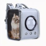 Wilt u uw kleine hond of kat meenemen op een reis of wandeling? Geef ze eerste klas met deze ultracomfortabele, geventileerde en ruime dierenrugzak. Deze geventileerde en ruime dierenrugzak houdt uw puppy of kat de hele dag comfortabel. Hij zal genieten van de frisse lucht dankzij de 14 grote openingen in deze reisrugzak voor huisdieren.