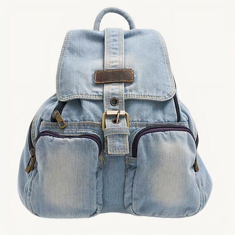 Laat u inspireren door onze praktische imitatie denim rugzak. Vintage rugzak met een lichte kleur en een katoenen canvas binnenkant. Het is de perfecte combinatie van comfort, capaciteit en stijl! Hij zal perfect zijn om alles wat u voor uw dag nodig hebt mee te nemen in een elegante authentieke rugzak.   Rugzak verkrijgbaar in 2 kleuren.