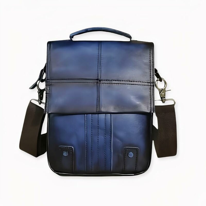 Sac_à _dos_bandoulière_en_cuir_2 Onze leren schoudertas is een vintage, authentieke en unieke tas waarmee uw spullen comfortabel kunt dragen. Hij is gemaakt van dik leer en kwaliteitscanvas en is ideaal voor lange wandelingen in alle weersomstandigheden. Verkrijgbaar in 5 kleuren.