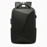 Hardschalige rugzak voor laptop. Hij is voorzien van een genummerd hangslot. De pool is schoon met een moderne uitstraling. Hij heeft een kleine schouderband en twee schouderbanden om hem op uw vloerkleed te dragen.
