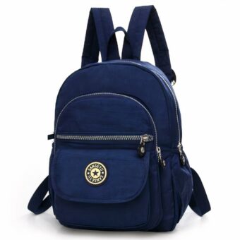Waterdichte minirugzak voor dames in effen marineblauw. De rugzak heeft vier zakken van verschillende grootte. Eén met klittenband en 3 met ritssluiting. Op de zak met klittenband staat het logo van de tas. De tas heeft een handvat om hem aan een haak vast te houden en twee riemen om hem op uw rug te dragen.