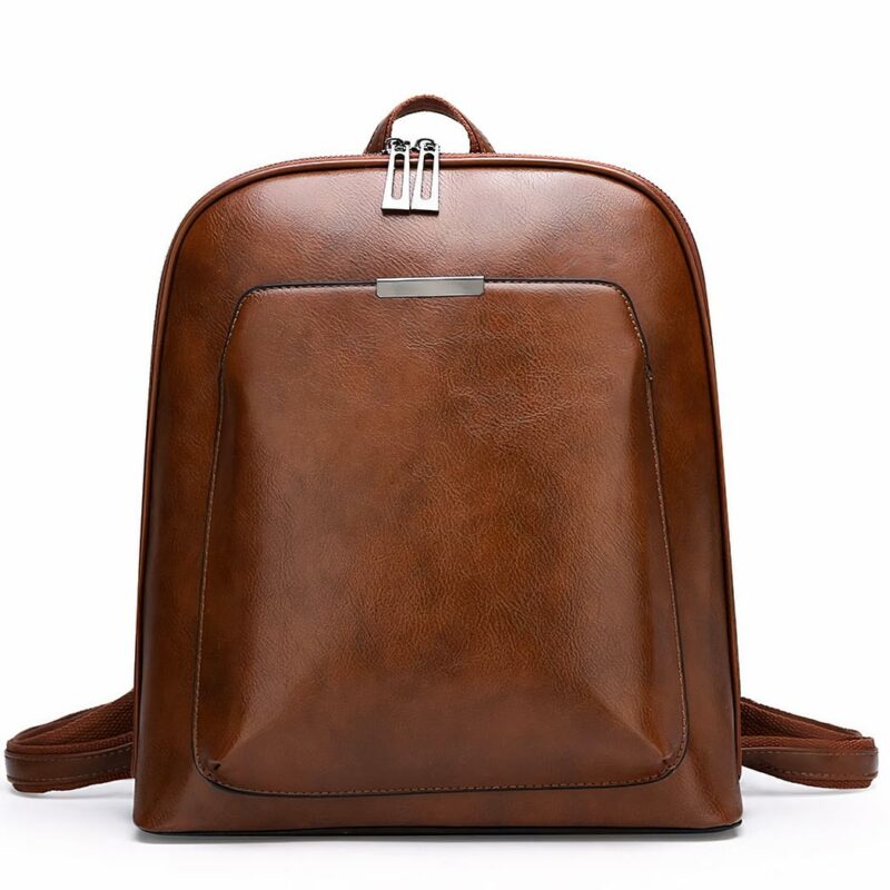 Kleine vintage rugzak in effen bruin imitatieleer met witte achtergrond
