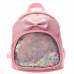 Kleine meisjesrugzak met roze strik en witte achtergrond