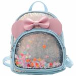 De rugzak van het kleine meisje met blauwe en roze boog en witte achtergrond