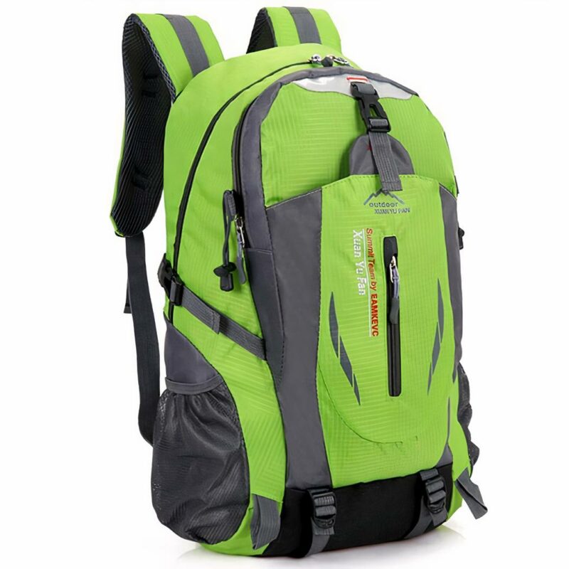 Groene en grijze nylon wandelrugzak met witte achtergrond