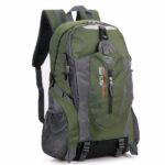 Khaki nylon wandelrugzak met witte achtergrond