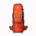 Grote oranje wandelrugzak met witte achtergrond