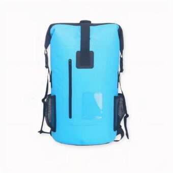 Ontdek deze waterdichte Rolltop motortas die speciaal ontworpen is voor motorreizen. De Rolltop-sluiting heeft het voordeel dat uw tas naar wens kan vormen en helpt om hem waterdicht te maken. PCV is een sterk materiaal dat uw hoop schoon houdt als het glad is.