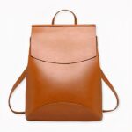 Val voor deze kleine, effen leren rugzak! Hij is heel eenvoudig, zal uw belangrijkste bondgenoot zijn om uw outfits een trendy tintje te geven en zal gemakkelijk bij uw hele garderobe passen, welke kleur u ook kiest! Met deze geweldige keuzes haalt u het beste uit uw huis!