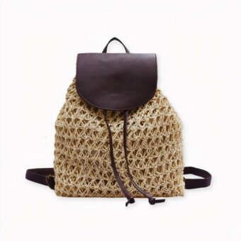 Deze rugzak van stro voor dames is de perfecte metgezel voor shoppingtrips, wandelingen of andere activiteiten. De klassieke, tijdloze vorm past perfect bij elke look.