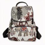 Een rugzak in boho-stijl versierd met een etnische print voor vrouwen die een vintage en originele look willen creëren. Laat u verleiden door deze damesrugzak versierd met olifantenborduursel die u meeneemt op reis.