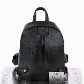 Deze luxe rugzak van zwart leer is een must-have voor elke fashionista.