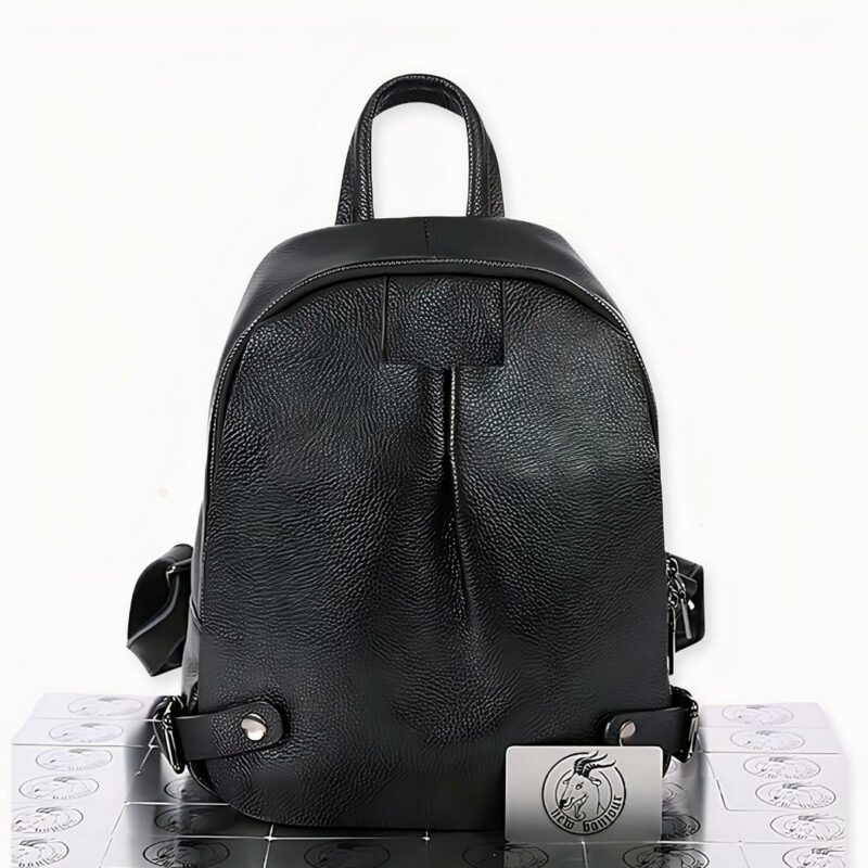 Deze luxe rugzak van zwart leer is een must-have voor elke fashionista.