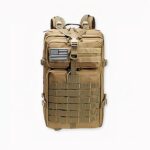 Grote beige 50L speciale militaire rugzak met lichtgrijze achtergrond.