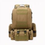 50l rugzak in militaire stijl op een lichtgrijze achtergrond.