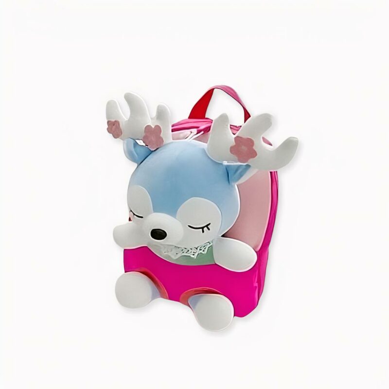 Pluche schoolrugzak voor een roze kind in een wit bed met een wit pluche aan de zijkant. Goede kwaliteit en zeer praktisch.