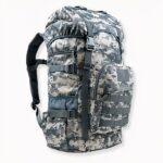 Militaire rugzak met een grote capaciteit van 50 liter en lichtgrijze achtergrond.