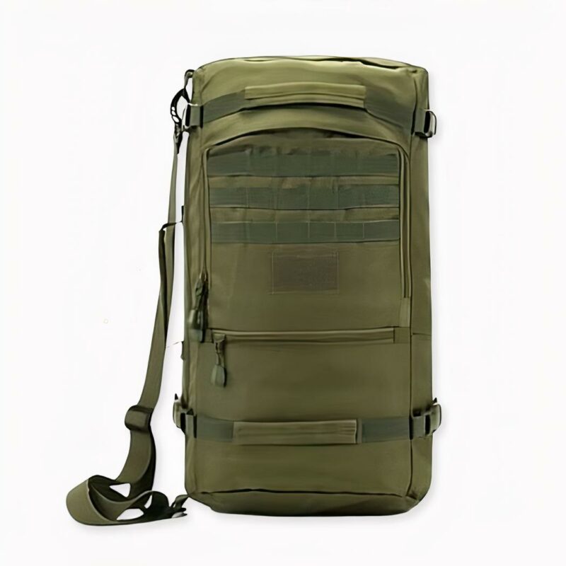Sac_Ã _dos_militaire_avec_rangement_pour_ordinateur_portable_2 Militaire rugzak met laptopopslag op een lichtgrijze achtergrond.