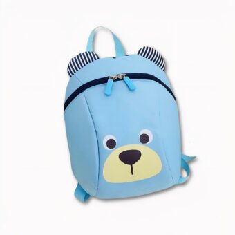 Rode teddybeer rugzak voor kinderen met een witte muurachtergrond,