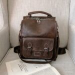 Vintage bruine kunstlederen rugzak met boek