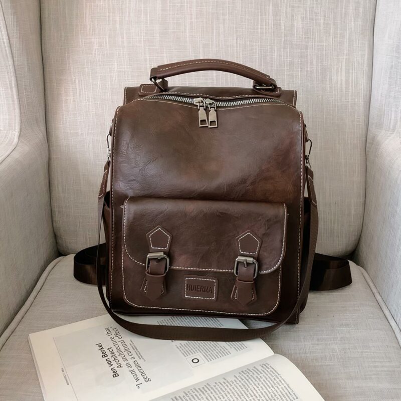 Vintage bruine kunstlederen rugzak met boek