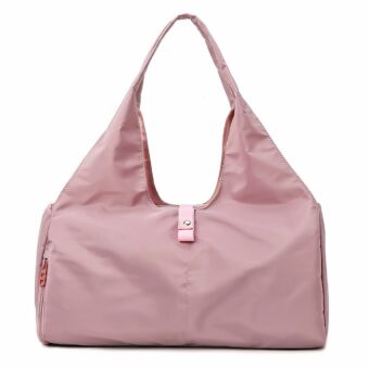 Damessporttas van roze nylon met witte achtergrond