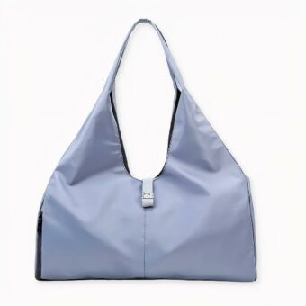 Deze nylon sportstas is perfect voor de moderne sportvrouw die graag actief is. Hij is praktisch en stijlvol, met een sterk, kleurrijk ontwerp. Of u nu naar de sportschool gaat of hardloopt, met deze tas kunt u uw benodigdheden in stijl meenemen. Hij is ook stevig genoeg om alles aan te kunnen wat uw training met zich meebrengt. U zult in staat zijn om uw bende te runnen, uw diensten te draaien en van uw training te genieten - u zult zich geweldig voelen met deze sporten.