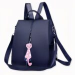 Val voor deze kleine Oxford rugzak met hanger voor vrouwen! Hij is heel eenvoudig en zal uw belangrijkste bondgenoot zijn om uw outfits een trendy tintje te geven. Bovendien is de perfecte plek om uw kleding te bewaren. De grote hanger geeft u een echt originele look, waardoor dit een geweldige en unieke hoop is!