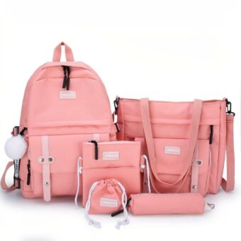Set rugzakken met roze pomponhanger op witte achtergrond