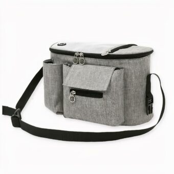 Deze opbergtas voor kinderwagens is perfect voor u met uw baby op stap. Dankzij de grote luchtruimte kunt u alles doen wat u moet doen, zonder dat u zich zorgen hoeft te maken over wat u doet. De tas is licht en draagbaar, dus hij zal niet veel extra gewicht aan uw kinderwagen toevoegen. Bovendien heeft hij een stijlvol ontwerp.