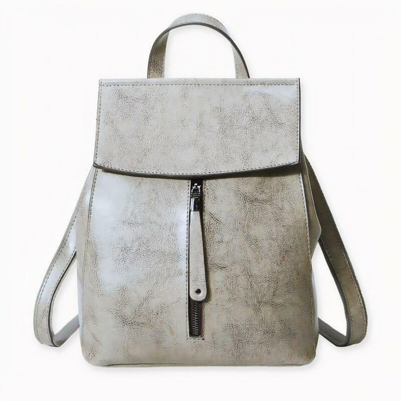 Deze leren rugzak in vintage-stijl is perfect voor de moderne vrouw die onderweg is. Hij is gemaakt van echt rundleer, dus hij is duurzaam en sterk, en hij is ook water- en slijtvast. Bovendien is hij ruim genoeg voor al uw benodigdheden en heeft hij een comfortabele schouderriem om hem gemakkelijk te dragen.