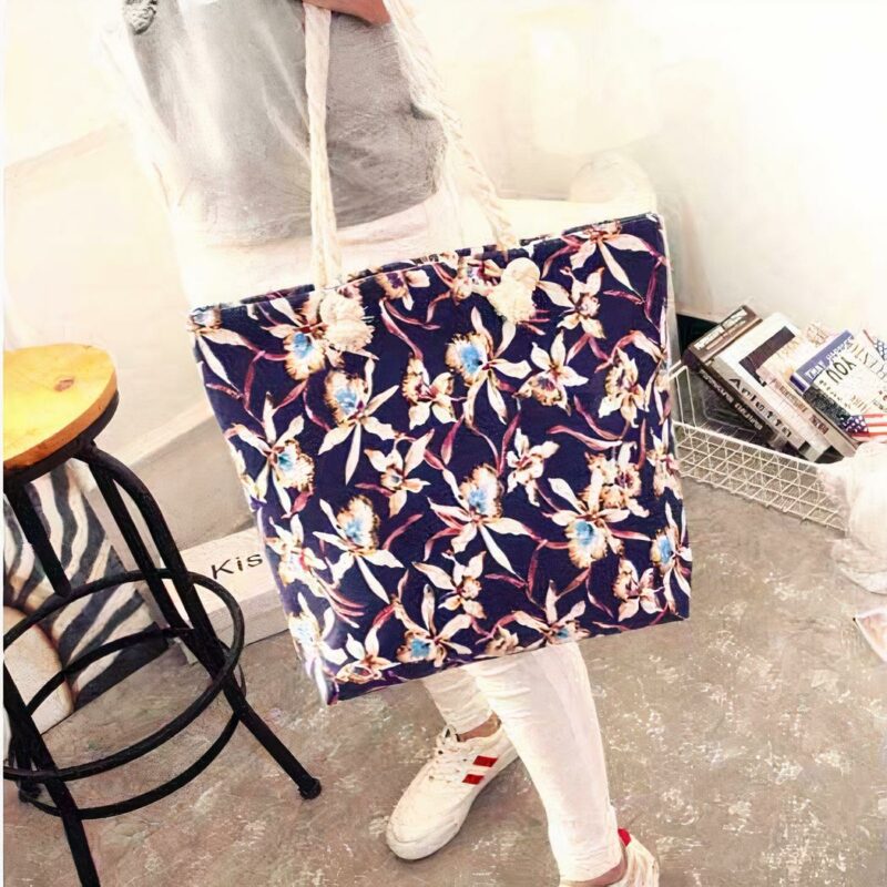 Strandtas met bloemen voor vrouwen, gedragen door een vrouw met een stoel in een huis