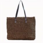 Bent u geïnteresseerd in de hopen die deze zomer kan maken? Onze prachtige bohemien geweven strandtas van stro voor vrouwen is echt iets voor u! De zachte, zingy look is perfect voor allerlei situaties en outfits en geeft uw look een chique, nonchalante touch.